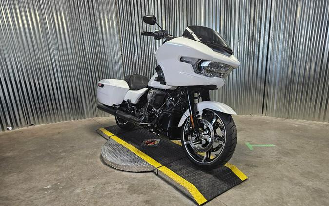 2025 Harley-Davidson Road Glide White Onyx Pearl - Black Finish