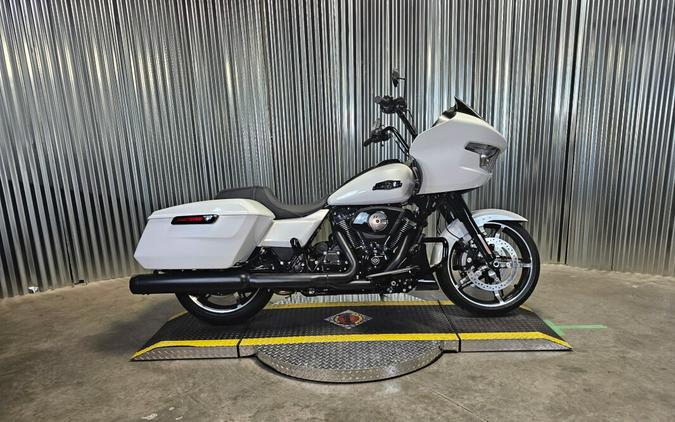 2025 Harley-Davidson Road Glide White Onyx Pearl - Black Finish