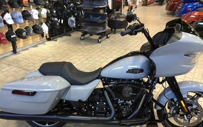 2024 Harley-Davidson® Road Glide® Billiard Gray - Black Finish