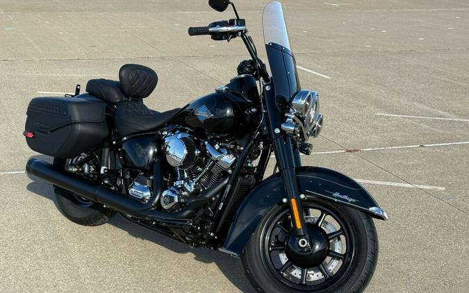 2025 Harley-Davidson® Heritage Classic Vivid Black w/Cast Wheels