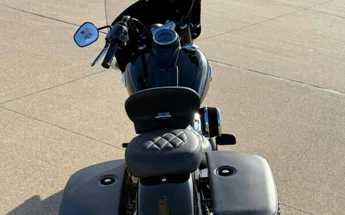 2025 Harley-Davidson® Heritage Classic Vivid Black w/Cast Wheels