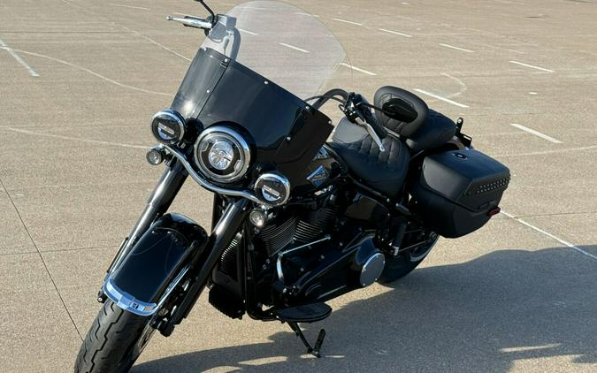 2025 Harley-Davidson® Heritage Classic Vivid Black w/Cast Wheels