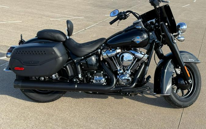2025 Harley-Davidson® Heritage Classic Vivid Black w/Cast Wheels