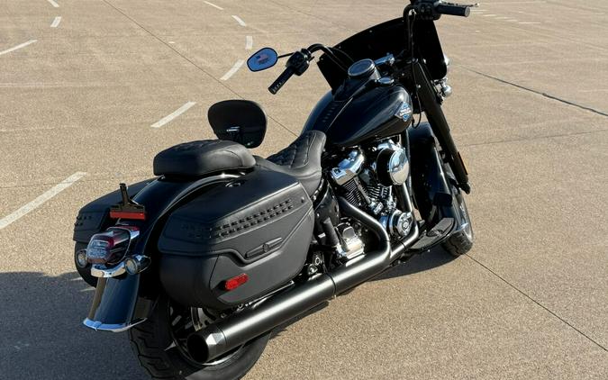 2025 Harley-Davidson® Heritage Classic Vivid Black w/Cast Wheels