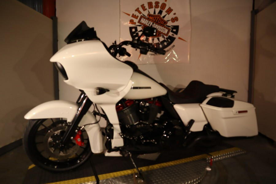 2018 Harley-Davidson Road Glide Special White Sand Pearl - Black Finish