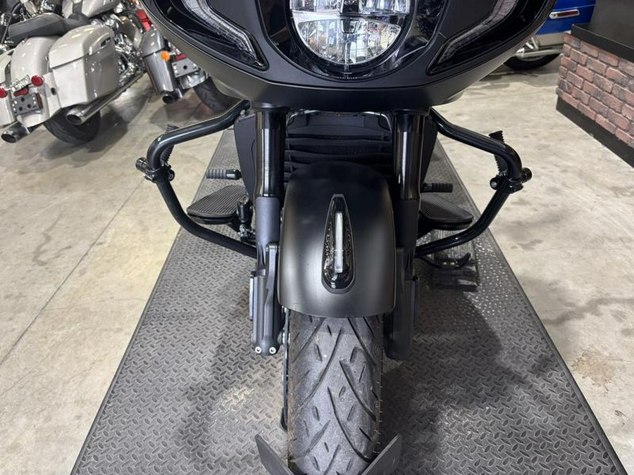 2020 Indian Motorcycle® Challenger Dark Horse Thunder Black Smoke