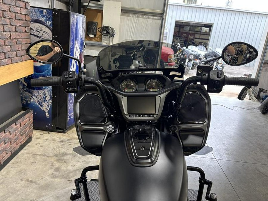 2020 Indian Motorcycle® Challenger Dark Horse Thunder Black Smoke