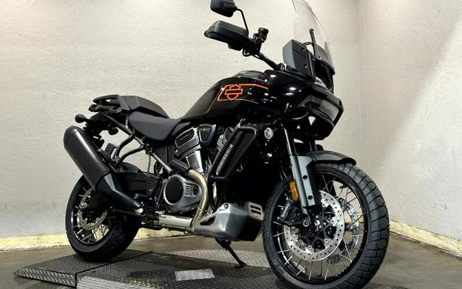 2026 Harley-Davidson® Pan America® 1250 Special Vivid Black Black Laced Wheels