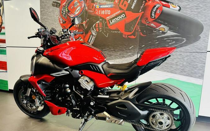 2025 Ducati Diavel V4 Ducati Red