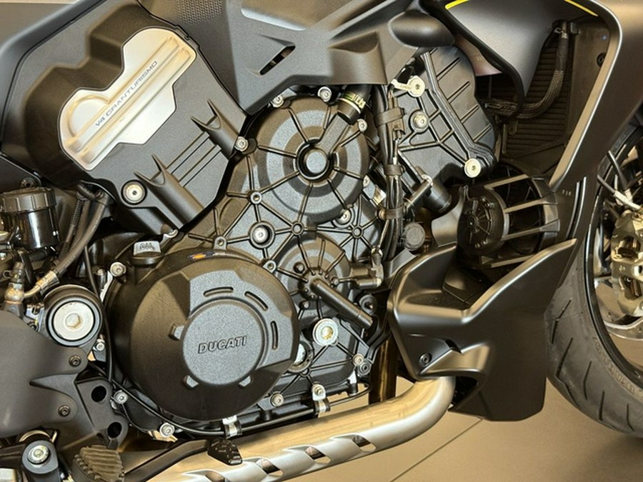 2026 Ducati Diavel V4 Black Roadster