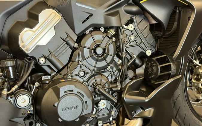 2026 Ducati Diavel V4 Black Roadster