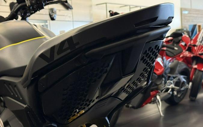 2026 Ducati Diavel V4 Black Roadster