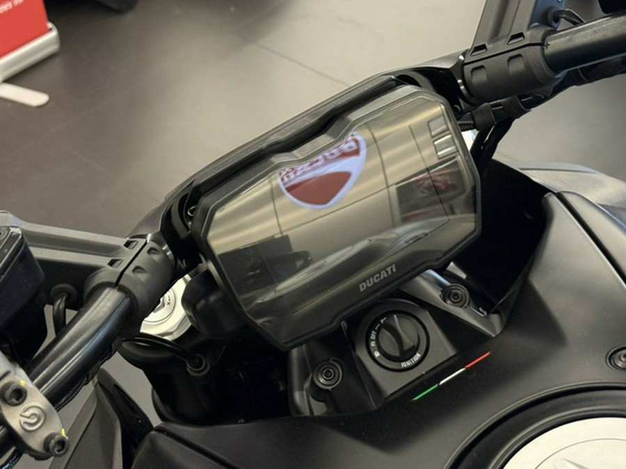 2026 Ducati Diavel V4 Black Roadster