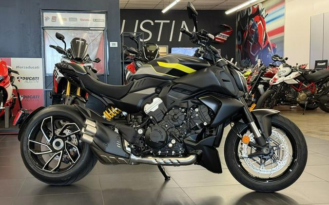2026 Ducati Diavel V4 Black Roadster