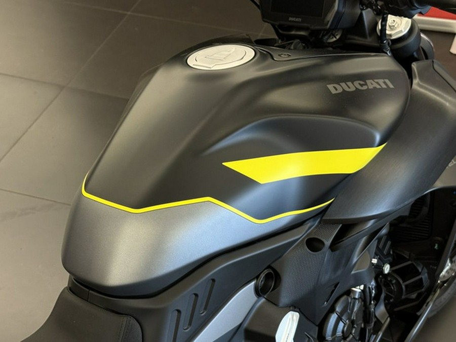 2026 Ducati Diavel V4 Black Roadster