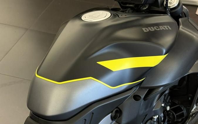 2026 Ducati Diavel V4 Black Roadster