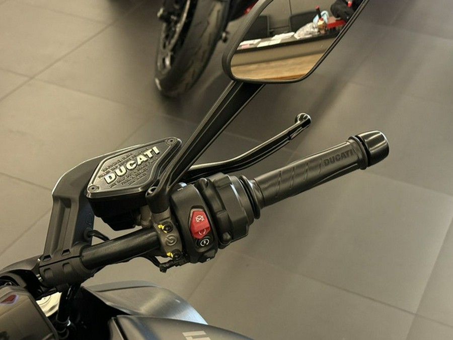 2026 Ducati Diavel V4 Black Roadster