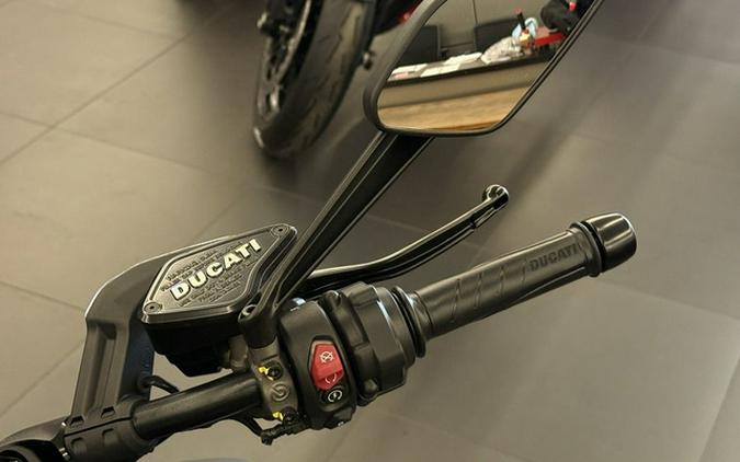 2026 Ducati Diavel V4 Black Roadster