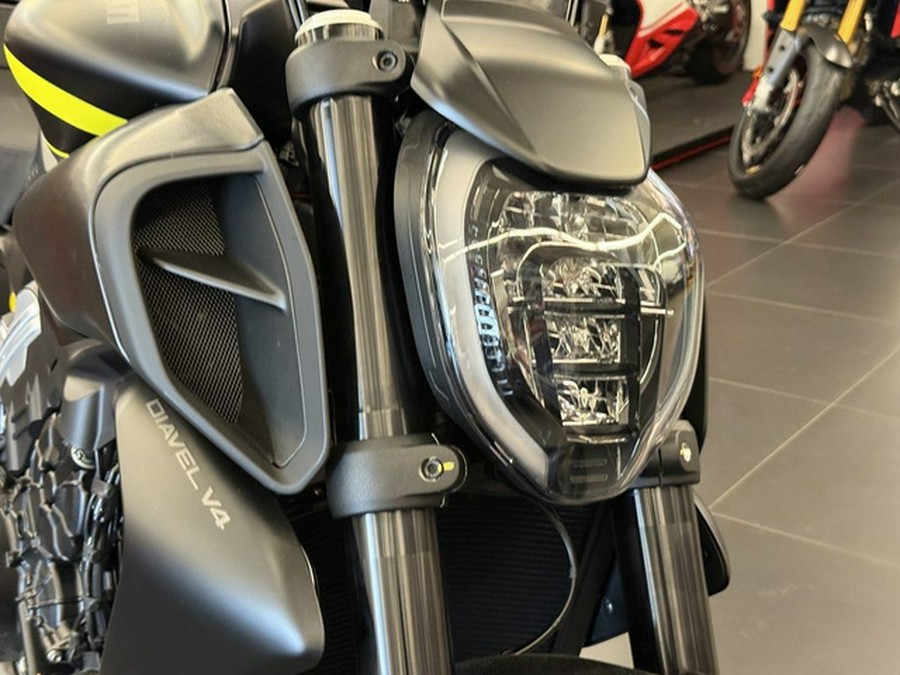 2026 Ducati Diavel V4 Black Roadster