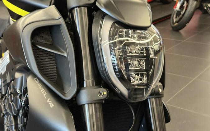 2026 Ducati Diavel V4 Black Roadster