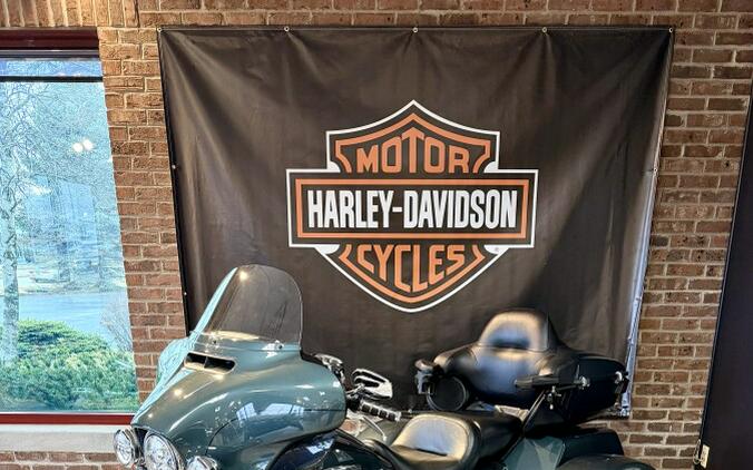 2020 Harley-Davidson Tri Glide Ultra FLHTCUTG Spruce