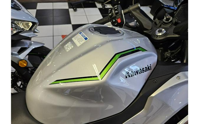 2024 Kawasaki Ninja® 7 Hybrid ABS