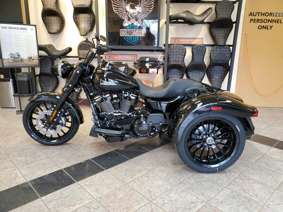 2024 Harley-Davidson Freewheeler Vivid Black - Black Finish