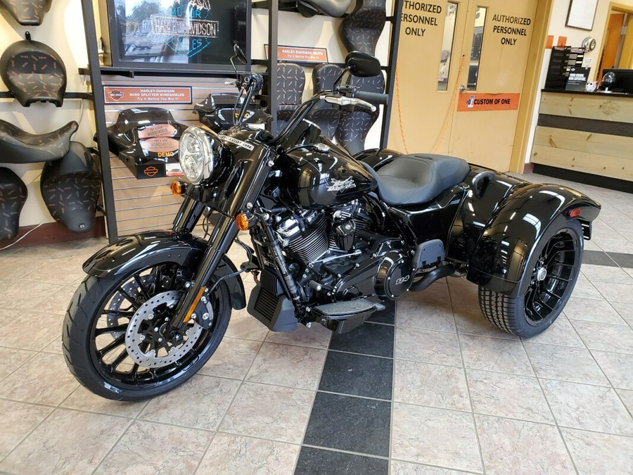 2024 Harley-Davidson Freewheeler Vivid Black - Black Finish