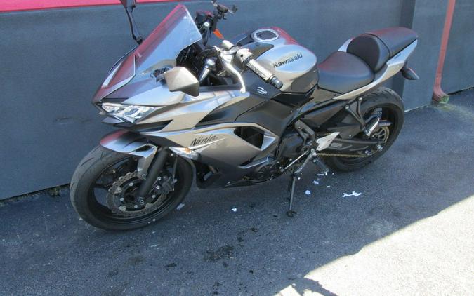 2021 Kawasaki Ninja® 650 Metallic Graphite Gray/Metallic Spark Black