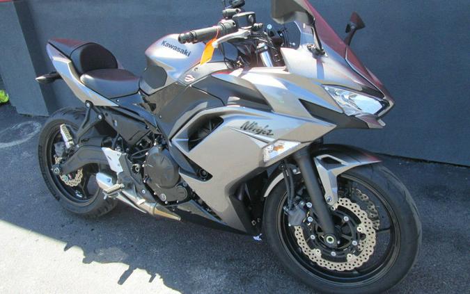 2021 Kawasaki Ninja® 650 Metallic Graphite Gray/Metallic Spark Black