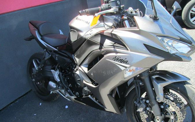 2021 Kawasaki Ninja® 650 Metallic Graphite Gray/Metallic Spark Black