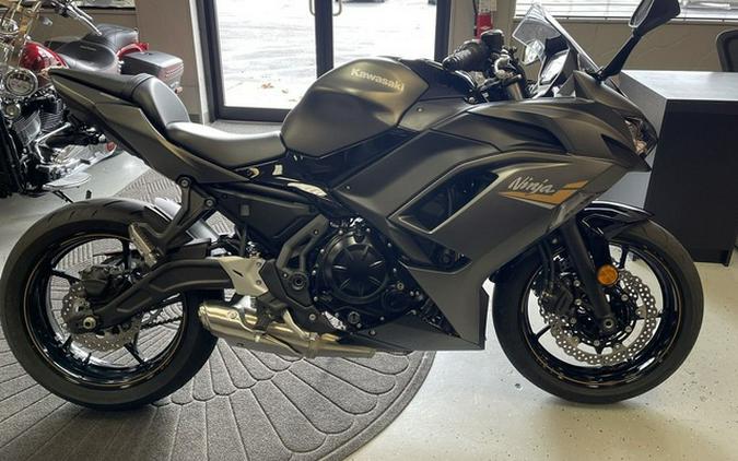 2023 Kawasaki Ninja 650 Metallic Matte Graphenesteel Gray/Ebony