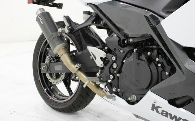 2023 Kawasaki Ninja 400 Pearl Blizzard White/Metallic Carbon Gray Metallic Magnetic Dark GrayTwilight Blue