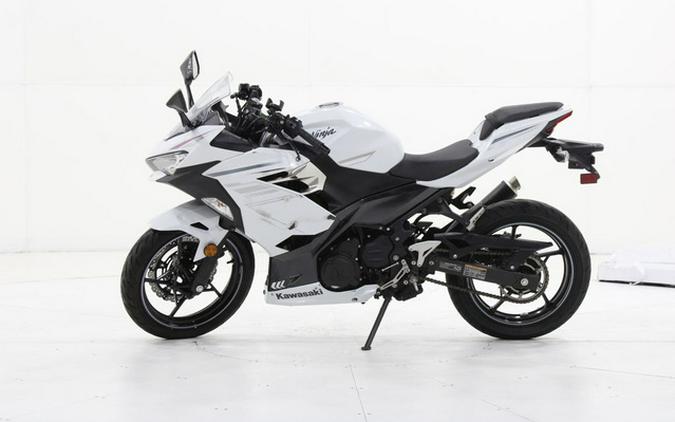 2023 Kawasaki Ninja 400 Pearl Blizzard White/Metallic Carbon Gray Metallic Magnetic Dark GrayTwilight Blue