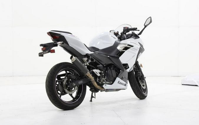 2023 Kawasaki Ninja 400 Pearl Blizzard White/Metallic Carbon Gray Metallic Magnetic Dark GrayTwilight Blue