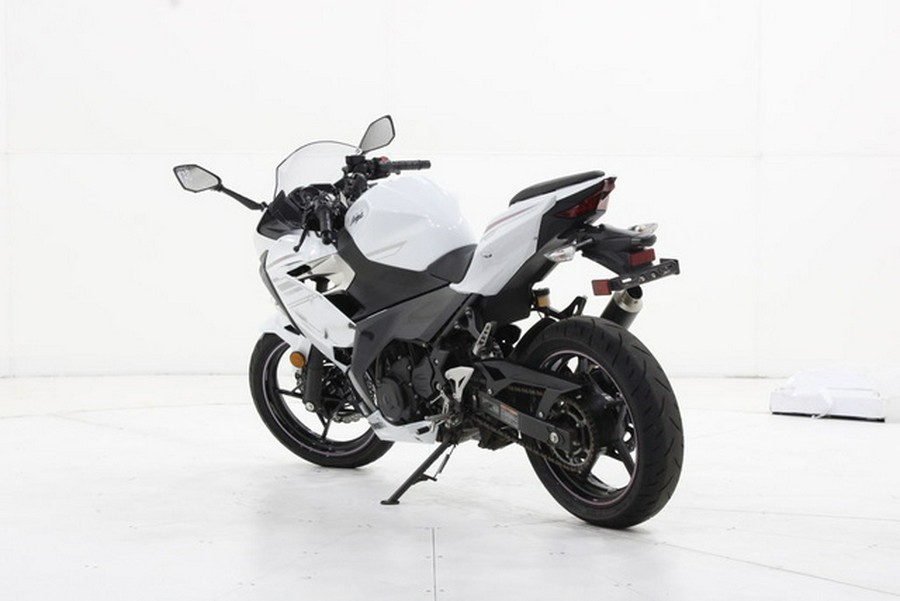 2023 Kawasaki Ninja 400 Pearl Blizzard White/Metallic Carbon Gray Metallic Magnetic Dark GrayTwilight Blue