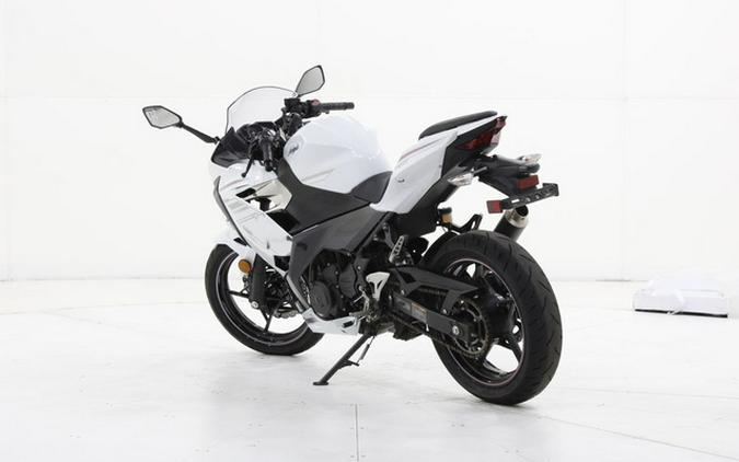 2023 Kawasaki Ninja 400 Pearl Blizzard White/Metallic Carbon Gray Metallic Magnetic Dark GrayTwilight Blue