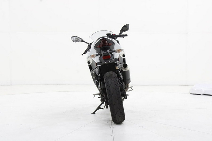 2023 Kawasaki Ninja 400 Pearl Blizzard White/Metallic Carbon Gray Metallic Magnetic Dark GrayTwilight Blue