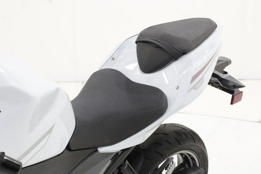 2023 Kawasaki Ninja 400 Pearl Blizzard White/Metallic Carbon Gray Metallic Magnetic Dark GrayTwilight Blue