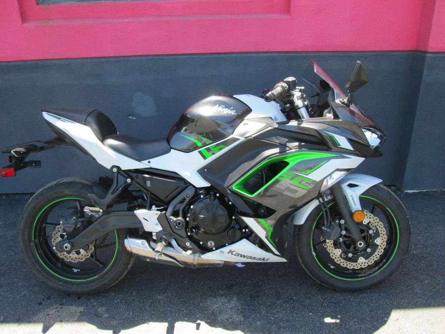 2022 Kawasaki Ninja® 650 Pearl Robotic White/Metallic Carbon Gray