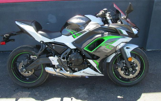 2022 Kawasaki Ninja® 650 Pearl Robotic White/Metallic Carbon Gray