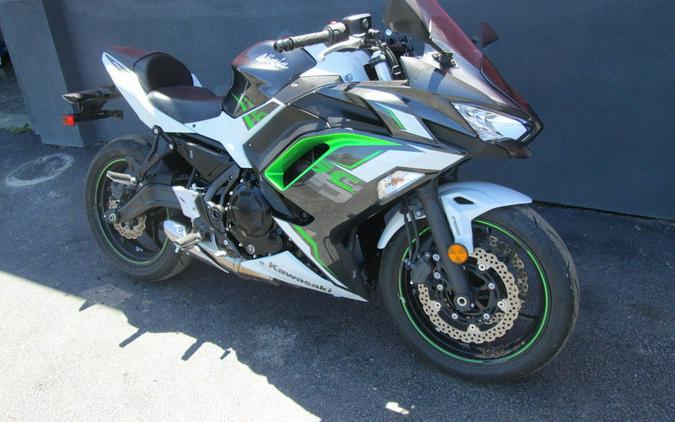 2022 Kawasaki Ninja® 650 Pearl Robotic White/Metallic Carbon Gray