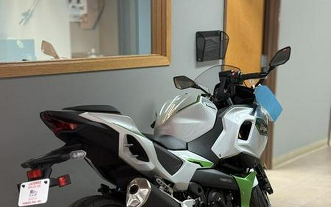 2024 Kawasaki Ninja® 7 Hybrid ABS