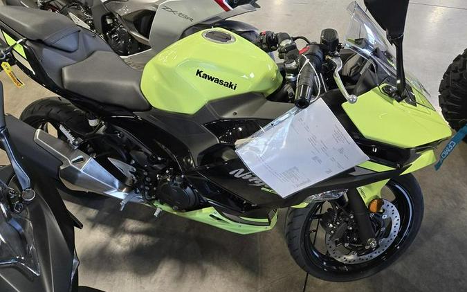 2026 Kawasaki Ninja® 500 ABS Metallic Yellowish Green/Ebony
