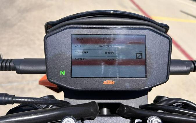 2022 KTM 890 Duke R