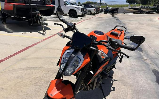 2022 KTM 890 Duke R