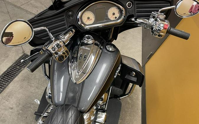 2016 Indian Motorcycle® Roadmaster® Steel Gray and Thunder Black