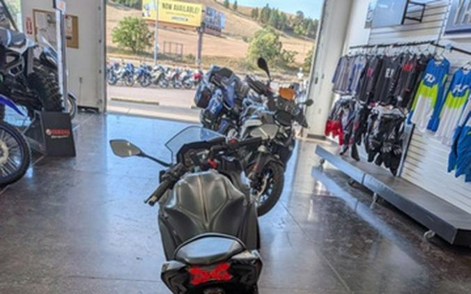 2024 Kawasaki Ninja 650 Metallic Matte Graphenesteel Gray/Ebony