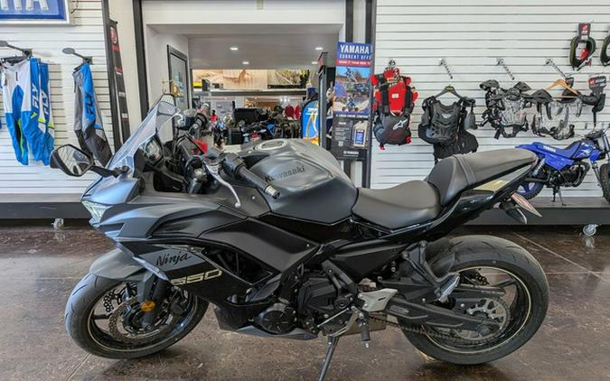 2024 Kawasaki Ninja 650 Metallic Matte Graphenesteel Gray/Ebony