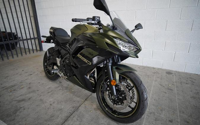 2024 Kawasaki Ninja® 650 ABS Metallic Covert Green/Metallic Spark Black